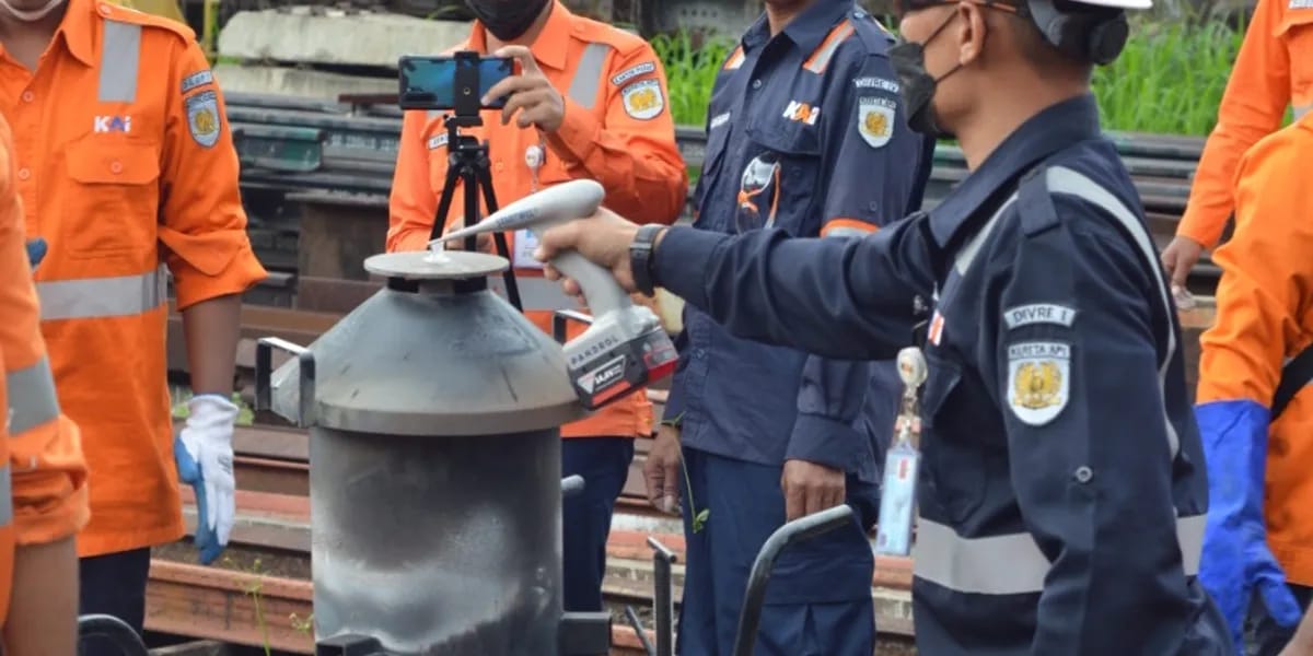 Pandrol’s team in Indonesia deliver bespoke Aluminothermic Welding training (Canto)