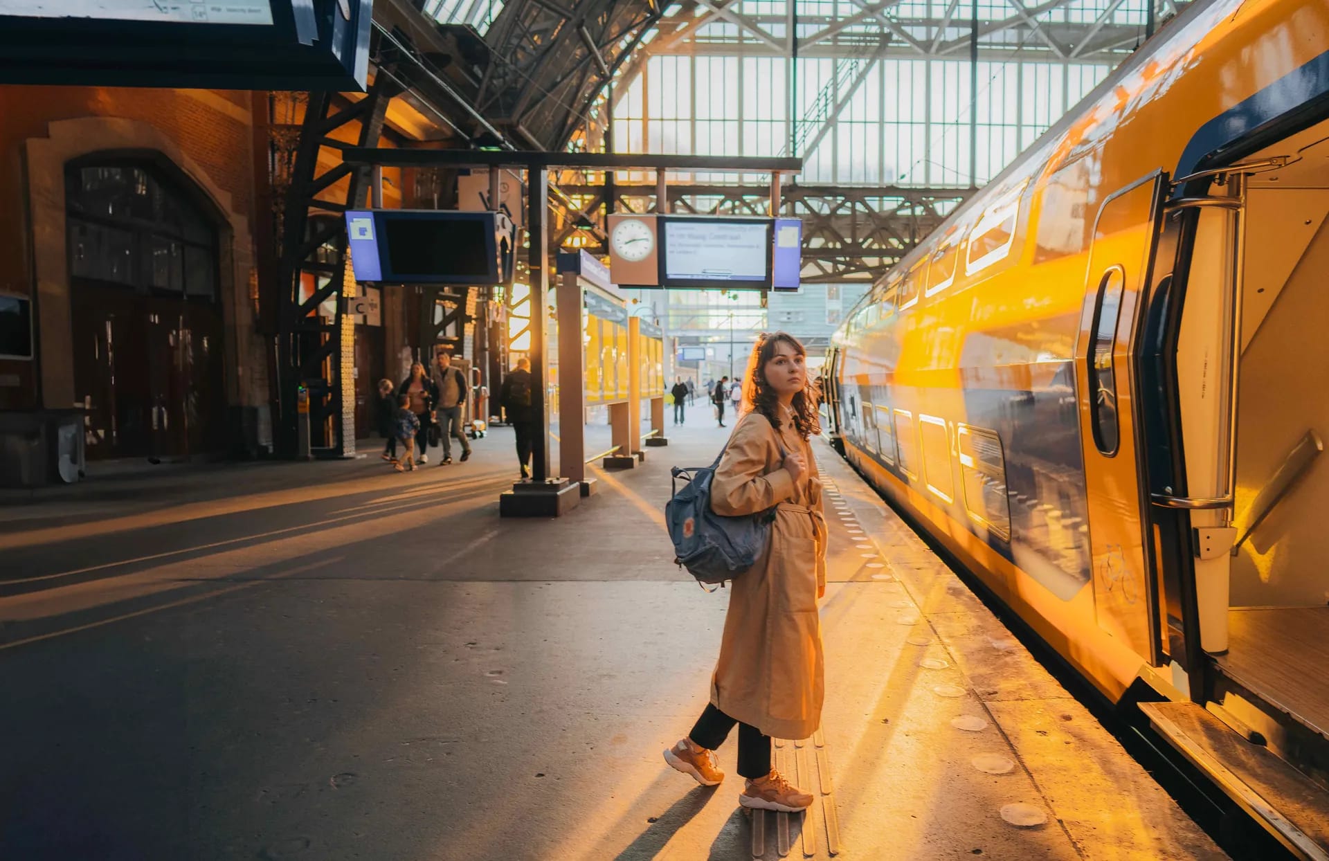 Home page Banner main Girl on a train platform