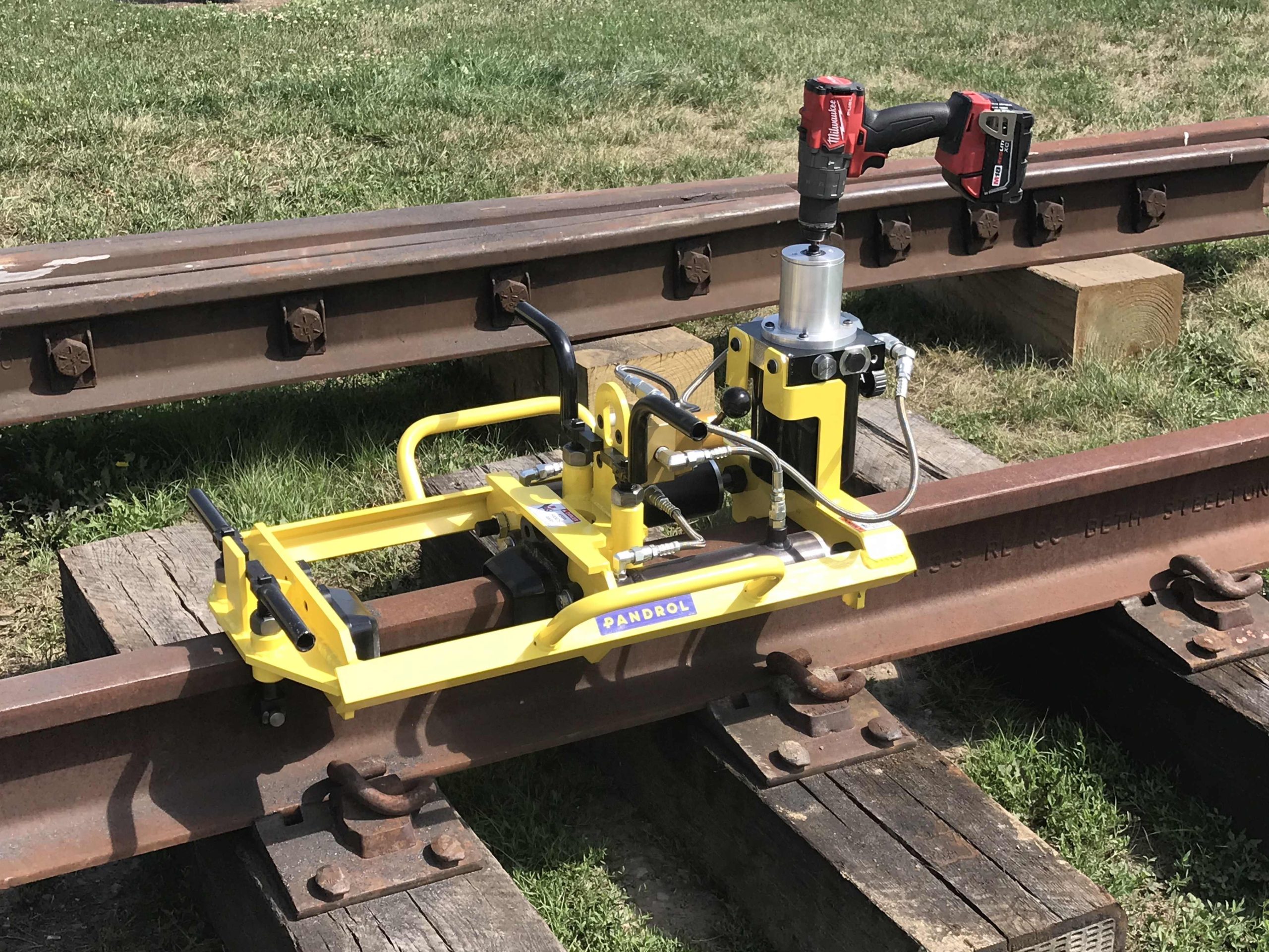 Compact-Shear B-M-VIR Battery-operated shearing machine